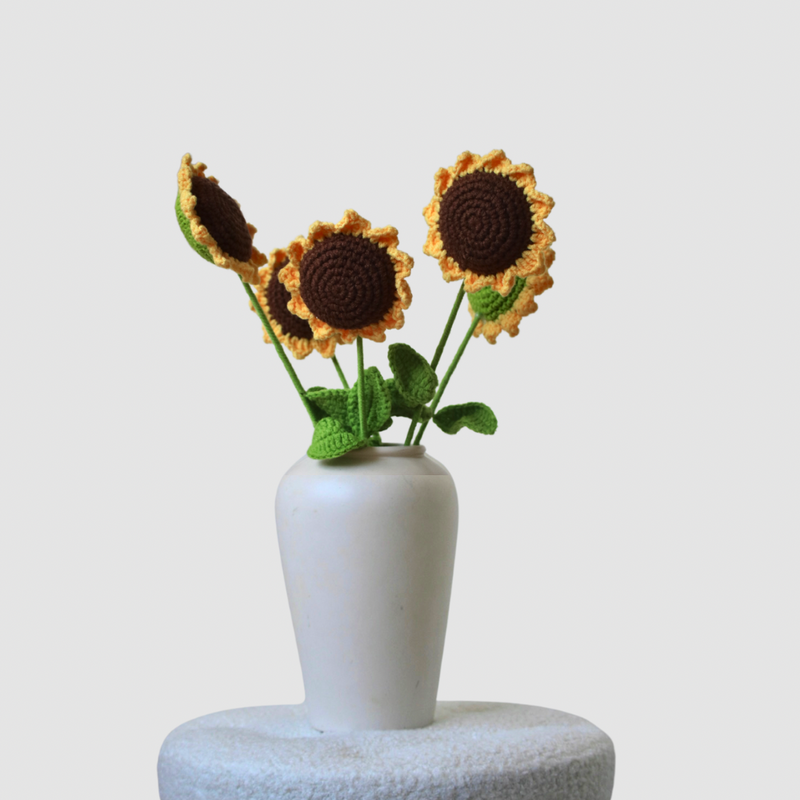 Bos van zes gehaakte zonnebloemen als bedankje voor de juf