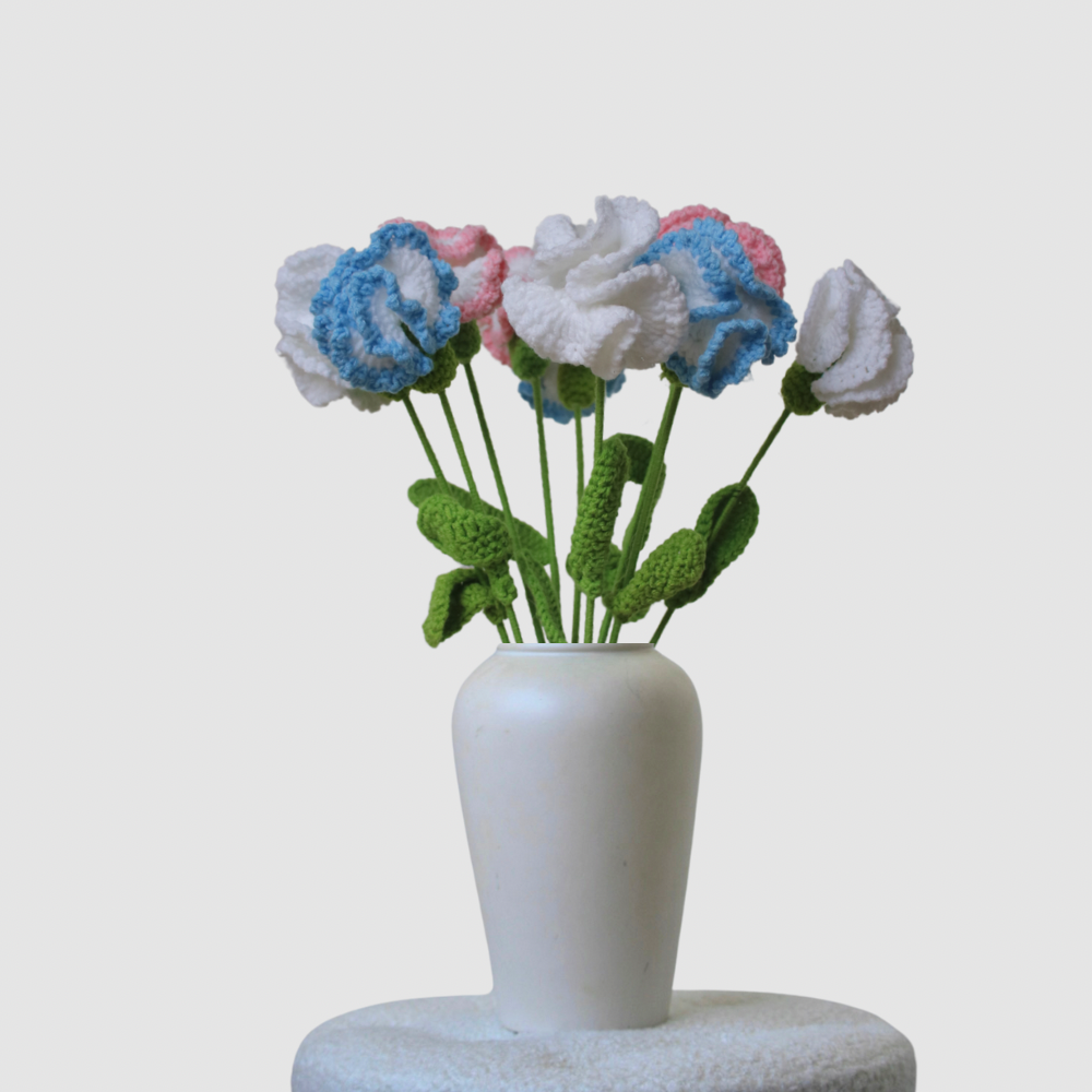 Boeket gehaakte anjers in roze, blauw en wit