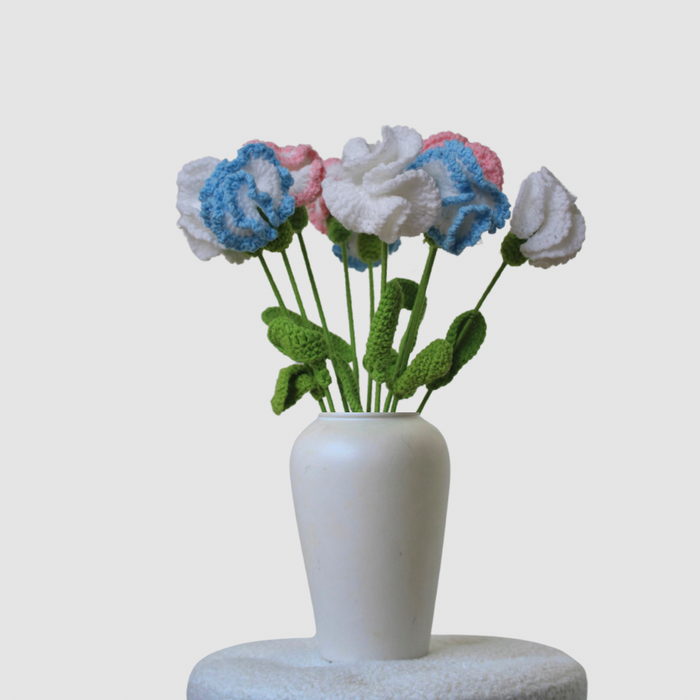 Boeket gehaakte anjers in roze, blauw en wit