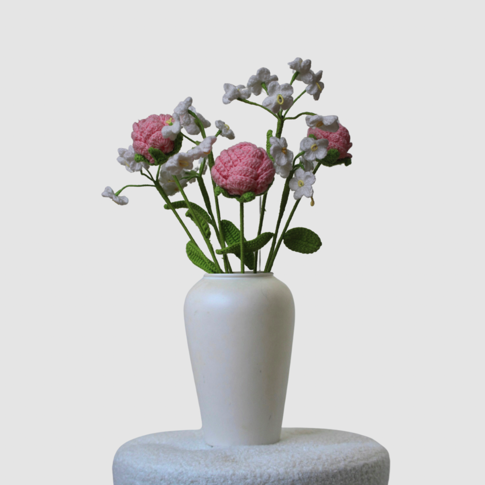 Gehaakt boeket Amber met roze rozen en witte vergeet-me-nietjes