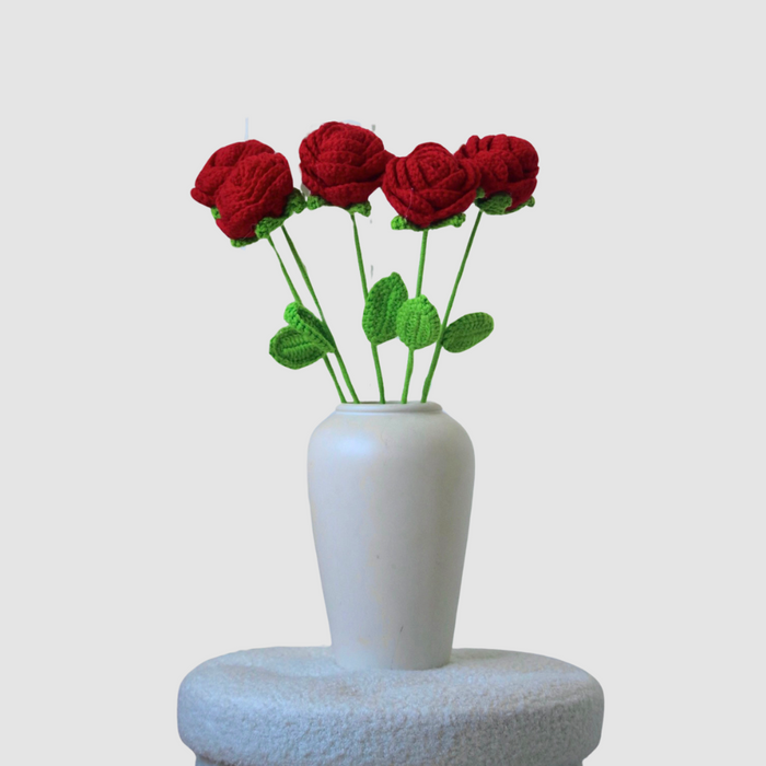 Boeket gehaakte rode rozen
