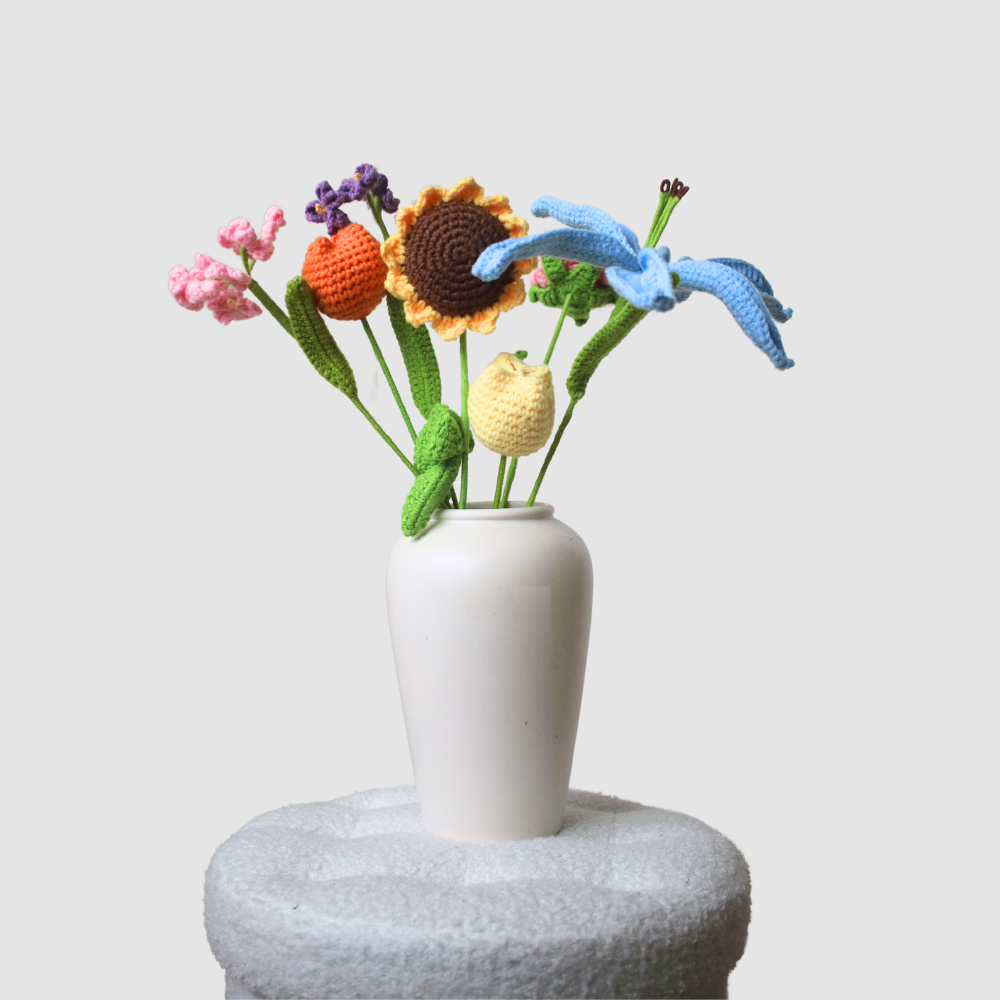 Kleurrijk gehaakt boeket Flora met tulpen, roos, lelie en zonnebloem