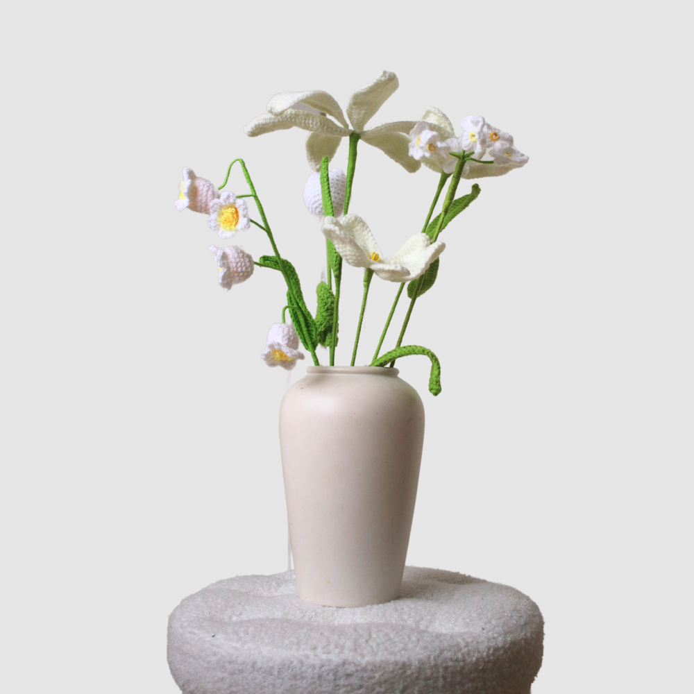 Wit gehaakt boeket Isabel met hibiscus, lelie, campanula en tulp