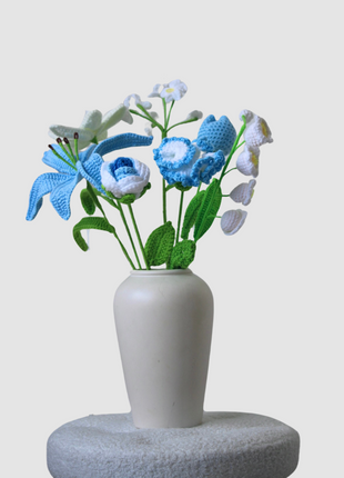 Blauwe wollen gehaakte bloemen, duurzaam en stijlvol, perfect voor interieurdecoratie en handgemaakte cadeaus. Ontdek onze unieke collectie gehaakte bloemen met hoogwaardige afwerking en tijdloos design. Leuk te geven als kraamcadeau/kraamcadeautje