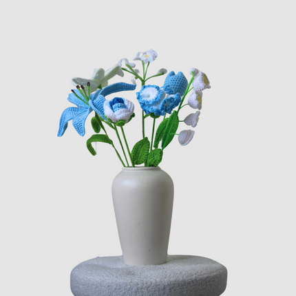 Blauwe wollen gehaakte bloemen, duurzaam en stijlvol, perfect voor interieurdecoratie en handgemaakte cadeaus. Ontdek onze unieke collectie gehaakte bloemen met hoogwaardige afwerking en tijdloos design. Leuk te geven als kraamcadeau/kraamcadeautje